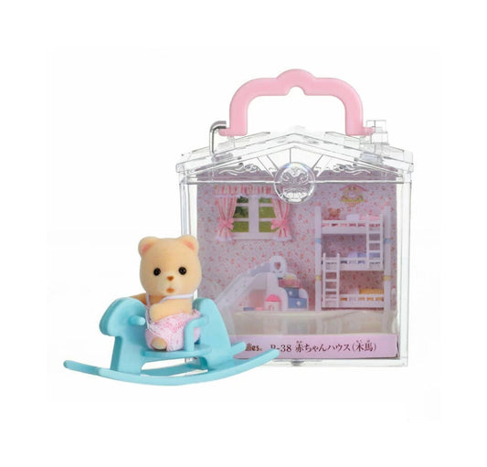 Sylvanian Families Case Oso Bebé con Caballo Mecedor